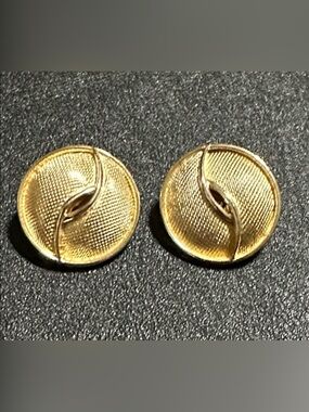 Crown Trifari Vintage Gold Tone Clip On Earrings